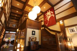野沢野沢温泉　奈良屋旅館的一座有楼梯的建筑,墙上有标志