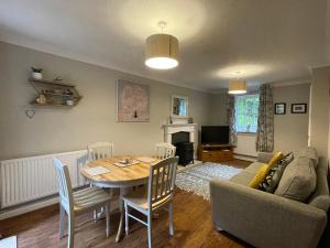 CoalportDrake Cottage - riverside retreat, Jackfield, Ironbridge Gorge, Shropshire的客厅配有桌子和沙发