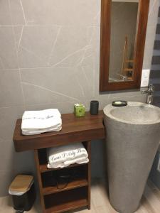 加洛内特海滩Cœur d’arty show的浴室配有盥洗盆、镜子和毛巾