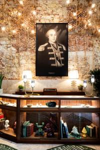里斯本Palácio Ludovice Wine Experience Hotel的墙上的电视,上面有一张男人的照片