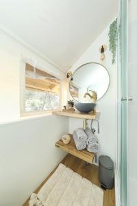 比奥格勒·纳·莫鲁AURAS - Glamping Eco Resort的一间带水槽和镜子的浴室