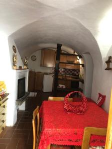 CollimentoLa Casa della Volpe的厨房配有一张带红色桌布的桌子