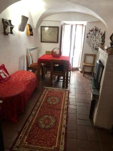 CollimentoLa Casa della Volpe的客厅配有桌子和红色地毯