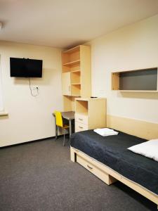 克拉科夫多姆学生胡同旅馆的客房设有1张床、1张办公桌和1台电视。