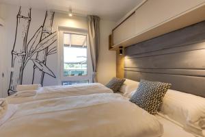 格拉博瓦茨普利特维斯度假酒店的一间带两张床和大床头的卧室