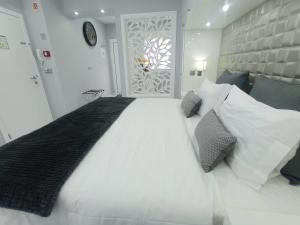 奥尔塔Casa Rua Velha的卧室设有一张白色大床和一扇窗户。