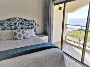 德班405 Bermudas - by Stay in Umhlanga的一间卧室配有一张床,享有海景