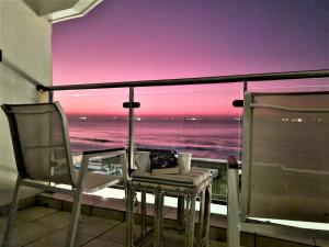 德班405 Bermudas - by Stay in Umhlanga的阳台配有椅子,享有海景。