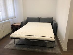 桑坦德Apartamento Santander的一张带床垫的睡床