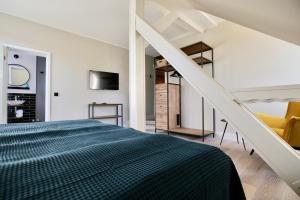 黑灵斯多夫Hotel Boje06的一间白色的卧室,配有床和楼梯