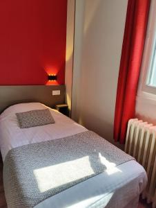 昂热德斯莱切斯酒店 - 昂热的一间卧室设有一张床和红色的墙壁