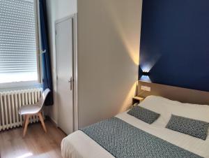 昂热德斯莱切斯酒店 - 昂热的一间卧室设有一张床和蓝色的墙壁