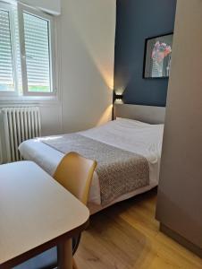 昂热德斯莱切斯酒店 - 昂热的一间小卧室,配有两张床和一张桌子
