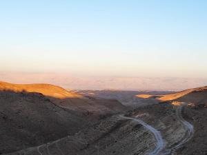 阿拉德Dead Sea Desert's Edge的沙漠中一条土路的景色