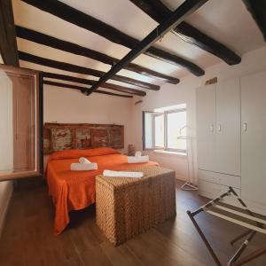 马尔萨拉Controvento B&B的一间卧室配有一张带橙色毯子的床