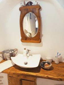 帕尔加Chaos Wooden Art House.的浴室设有水槽和镜子,位于柜台上