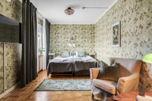 谢尔港Hotell Nordevik的一间卧室配有一张床、一张沙发和一把椅子