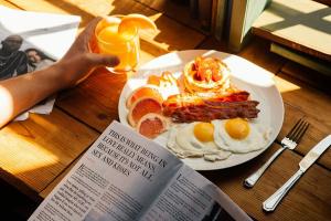 贝尔格莱德Kings Palace的桌上的早餐食品和书