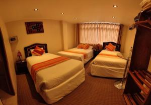 马丘比丘Andino的酒店客房设有两张床和窗户。