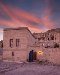 于尔居普赛里因旅馆的落日时有蓝色门的古老石头建筑