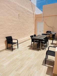 瓦伦西亚Casa del Palmar loft的墙上的桌子和椅子