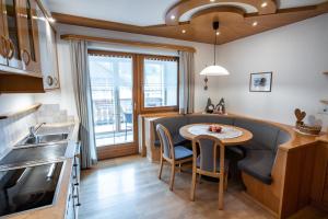 圣维吉利奥Apartment ARGENTIS Krumas-Living - Kronplatz的厨房配有桌椅和水槽