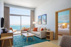 迪拜Centara Mirage Beach Resort Dubai的带沙发的客厅和卧室
