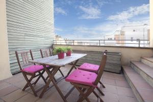 巴塞罗那巴塞罗那参议公寓式酒店的阳台配有一张桌子和两把椅子