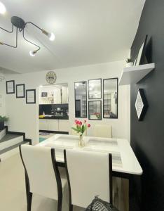 安吉利斯Balcony & 2BR TownHouse - near Clark Airport & Aqua Planet - TRP2的相册照片