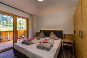 费尔代斯Apparthotel Marteshof的一间卧室设有一张大床和一个阳台