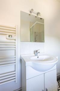 SeigyLe Studio d'Isa的白色的浴室设有水槽和镜子