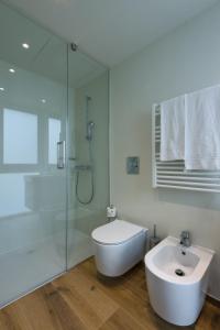 门德里西奥Modern Studios Mendrisio的浴室配有卫生间、盥洗盆和淋浴。