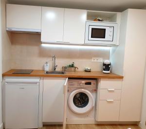 格拉纳达Road Sierra 95 Habitación privada con baño y zona de cocina的厨房配有洗衣机和微波炉。