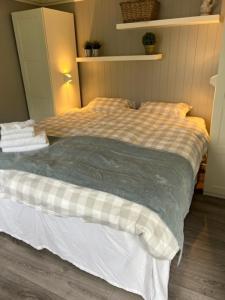 斯塔韦恩Koselig leilighet sentralt i Stavern的卧室内一张带 ⁇ 子毯子的床