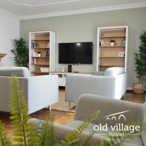 蓬德利马Oldvillage Hostel的带沙发和平面电视的客厅