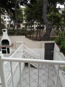 圣卡洛斯拉腊皮塔MASET的一条有白色栏杆和一些树木的楼梯