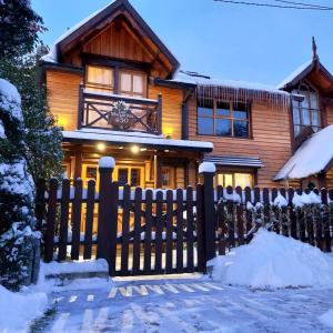 乌斯怀亚Ushuaia Lodge Las Margaritas 430的前面有围栏的木屋