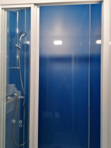 马蒂格Kyriad Direct Martigues的带淋浴的浴室和玻璃门