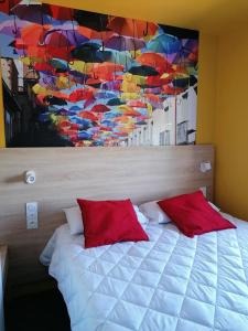 马蒂格Kyriad Direct Martigues的一间卧室配有一张带雨伞绘画的床
