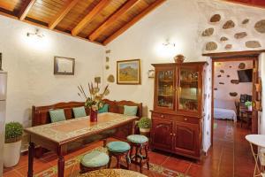 克鲁兹·德·特赫达Casita Roque Nublo的客厅配有桌子和一些椅子