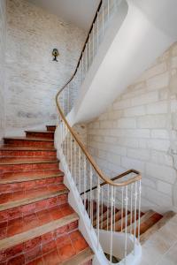 阿维尼翁N15 - Les Confidences - Chambres d'hôtes的白色砖砌的古老建筑中的楼梯
