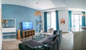 拉斯阿尔卡麦Relaxing villa with access to pool and beach的带沙发和电视的客厅