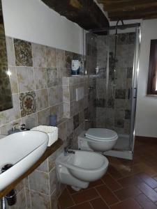 特拉西梅诺湖畔托罗Agriturismo L'Accolta的一间带两个卫生间和淋浴的浴室