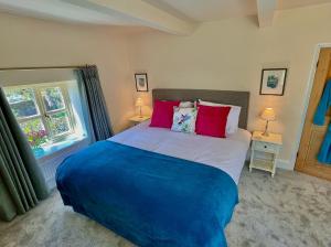 Cosy Cotswold Cottage with garden Quenington near Bibury客房内的一张或多张床位