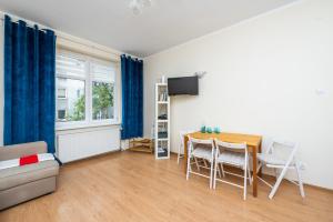 格丁尼亚Apartament Gdynia的客厅配有桌子和沙发