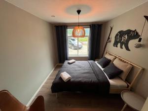 DirdalFrafjord Apartments Thor的一间卧室设有一张床和一个窗口