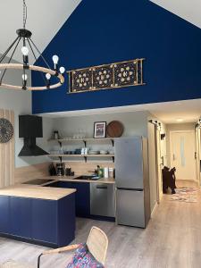 DirdalFrafjord Apartments Thor的厨房设有蓝色的墙壁和冰箱。
