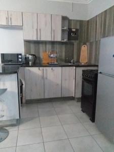 圣卢西亚St Lucia Villa Mia 5的厨房配有冰箱和炉灶。