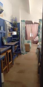 阿普特Bienvenue à la Source dans une Maison de Charme的一间设有蓝色墙壁的客房和一间带桌子的客房