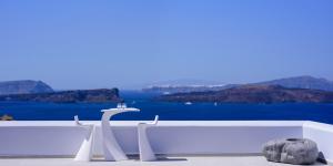 阿克罗蒂里Acro Blue Luxury Villas的海景白色长凳